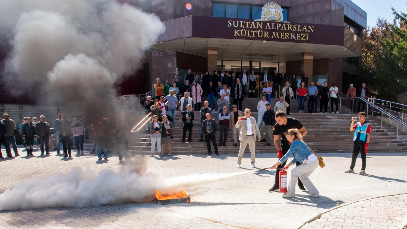Selçuk Üniversitesi personeline yangına müdahale eğitimi verildi